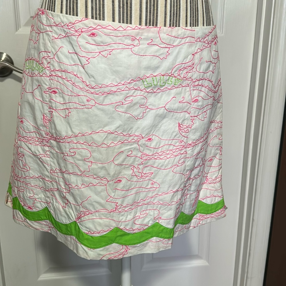 Lilly Pulitzer ladies skort with embroidered alligators size 8.
